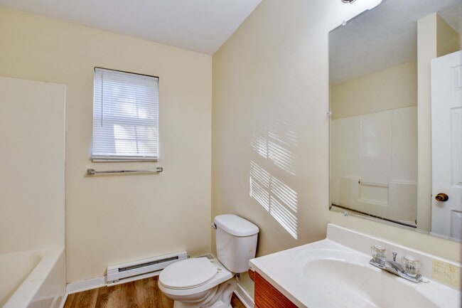 Building Photo - 3 Bedroom 1 Bathroom