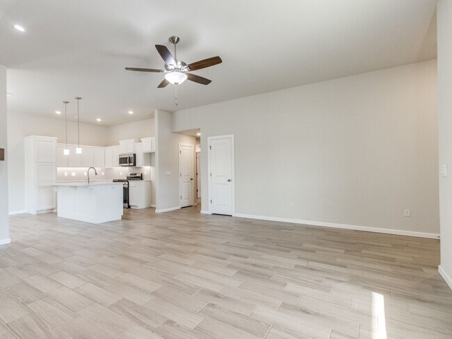 Building Photo - MUST SEE!!