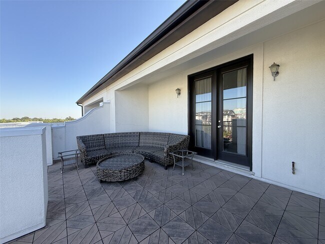 Building Photo - 705 Delano St