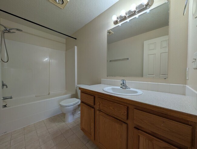 Building Photo - Spacious 3-Bedroom, 2-Bath Townhouse Near River Road In Eugene!