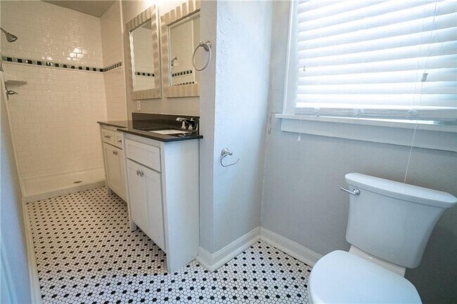 Building Photo - Home in Crestwood + Near Plaza + 3 bedrooms + 2 bathrooms