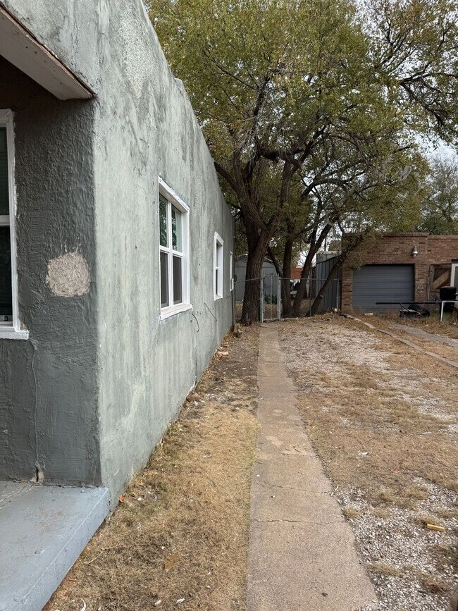 Building Photo - 702 N Buchanan St