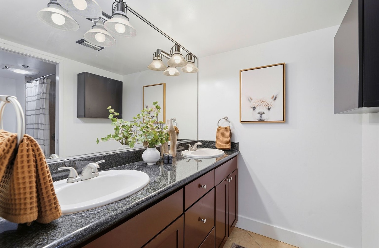 Primary Bathroom En Suite - 500 N St