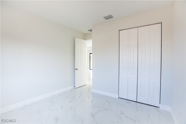 Building Photo - 1227 SE 3rd Ave