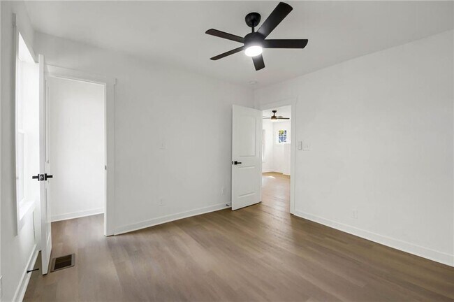 Building Photo - 1129 Larosa Terrace SW