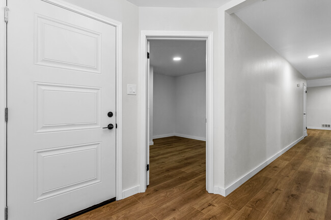 Building Photo - 3761 High Vista Dr