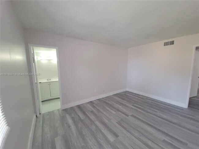 Building Photo - 251 W Park Dr