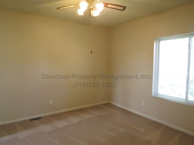 Building Photo - Charming 3-Bedroom Townhouse in Broadmoor ...