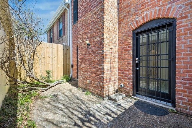 Building Photo - 854 Augusta Dr