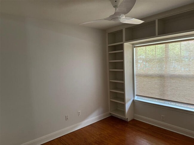 Building Photo - 1208 E 13th St