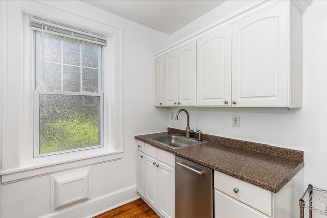 Building Photo - Bright 2BR Condo in Bloomfield – Prime Loc...