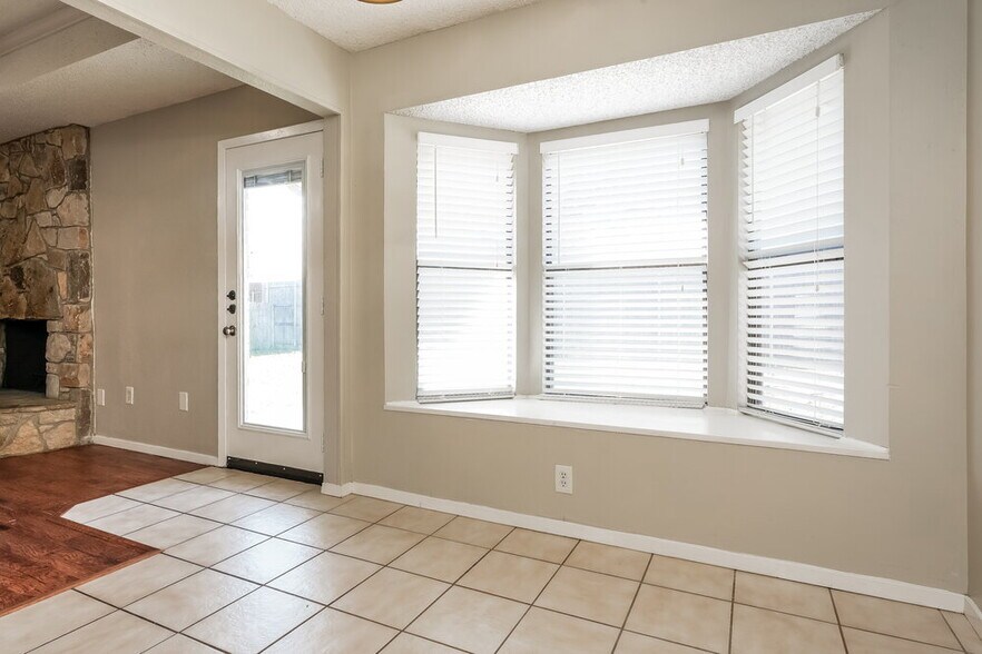 Building Photo - 1433 Grovecrest Dr