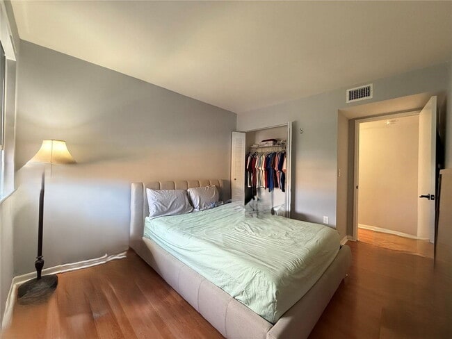 Building Photo - 9725 Fontainebleau Blvd