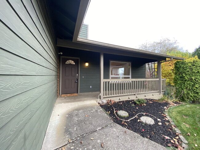 Building Photo - Spacious 4-bedroom with Panoramic Deck Next to Ferndale High