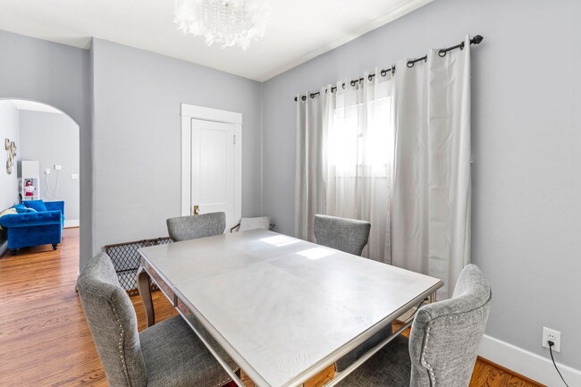 Building Photo - Furnished Rental in Schnitzelburg