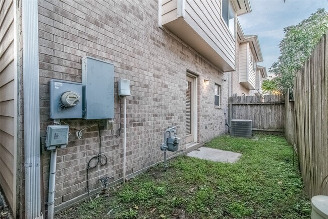Building Photo - 218 Sydnor St