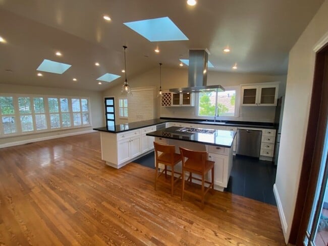 Building Photo - 1122 Miles Ave