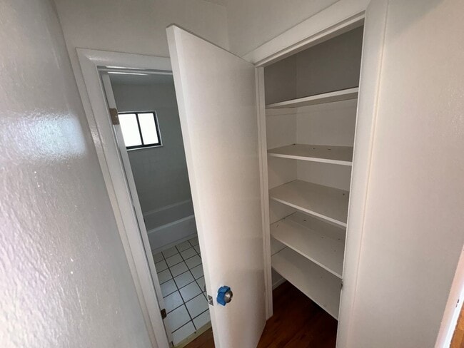 Building Photo - BENTON