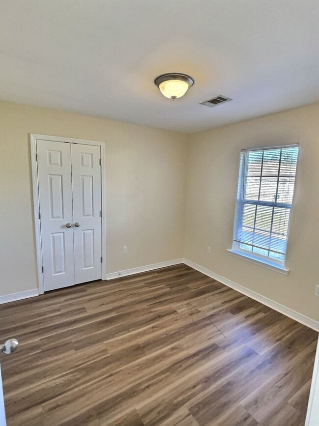 Building Photo - 3/2 Fireplace, 2 Car Garage St. Martin Schools