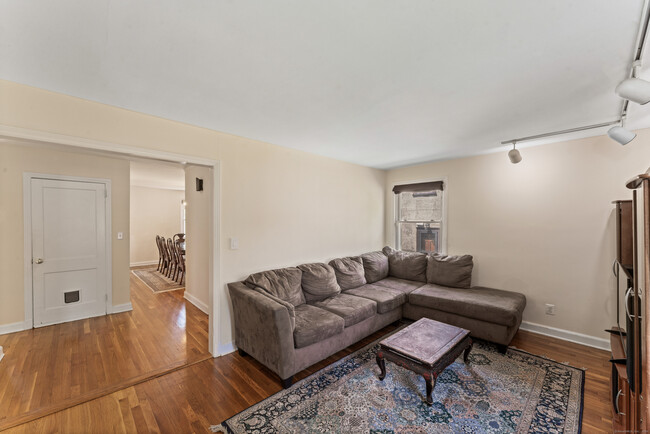 Building Photo - 112 4th St