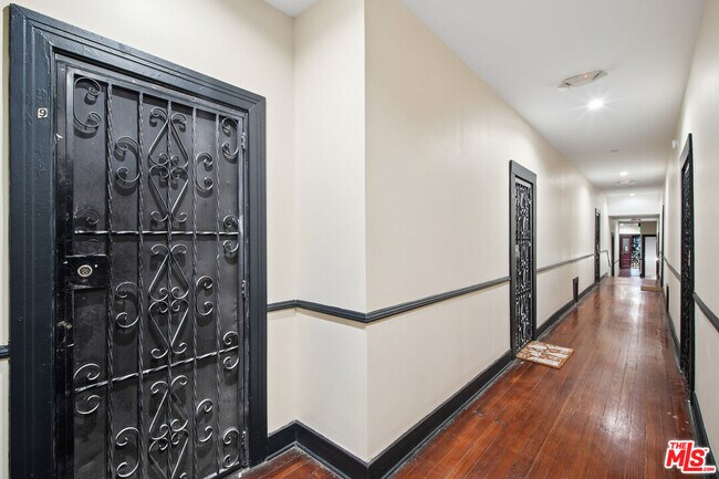 Building Photo - 1267 Vin Scully Ave