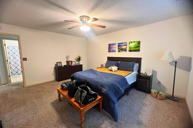 Building Photo - 2402 Garden Dr