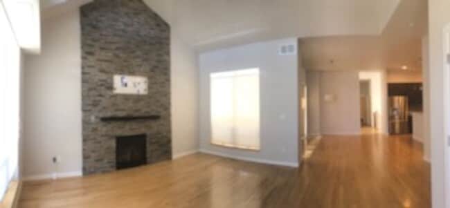 Building Photo - Lovely and Light Open Concept Louisville H...