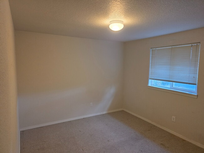 Building Photo - 725 NE Negus Pl