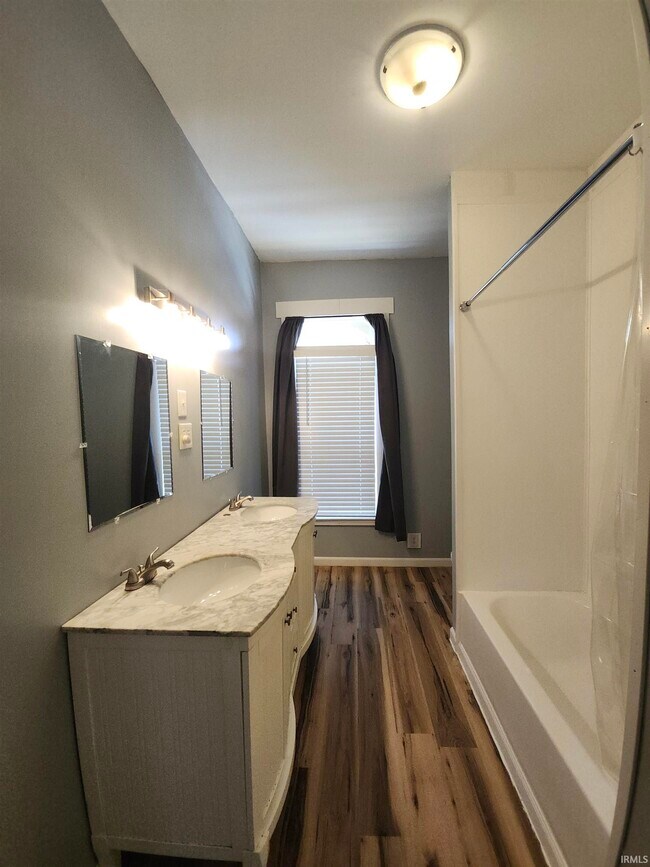 Building Photo - 503 W Walnut St