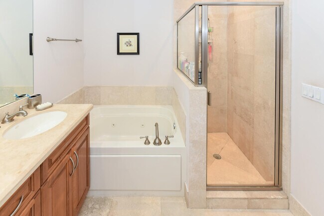 Building Photo - 3033 Waterside Cir