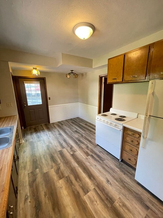 Building Photo - Available June 13th - 4 BED 2 BATH