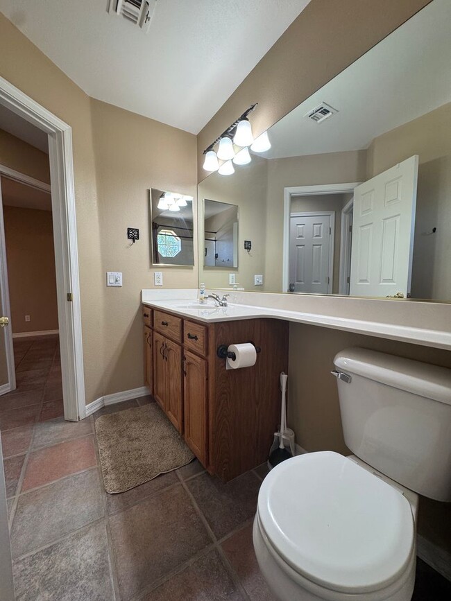 Building Photo - Great spacious home on Huukan Golf Course