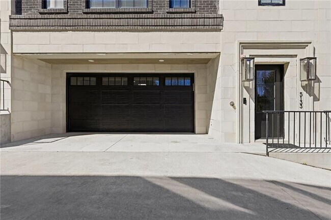 Building Photo - 5133 Fifth Ave