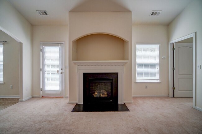 Building Photo - 4 BR/2 BA, 1 Car Garage, Charming Home in ...