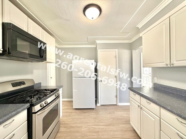 Building Photo - 3 Bedroom House