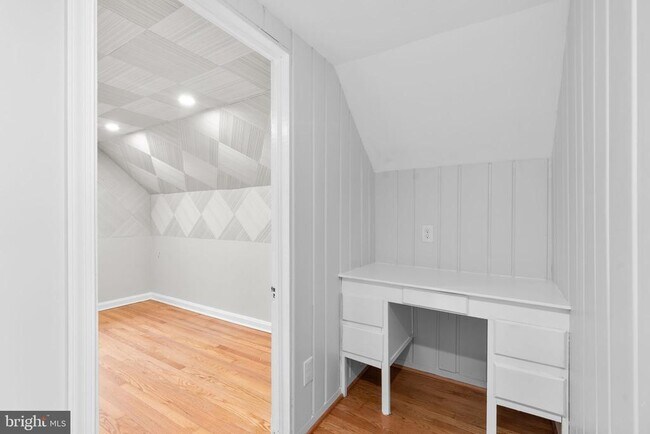 Building Photo - 715 Anderson Ave