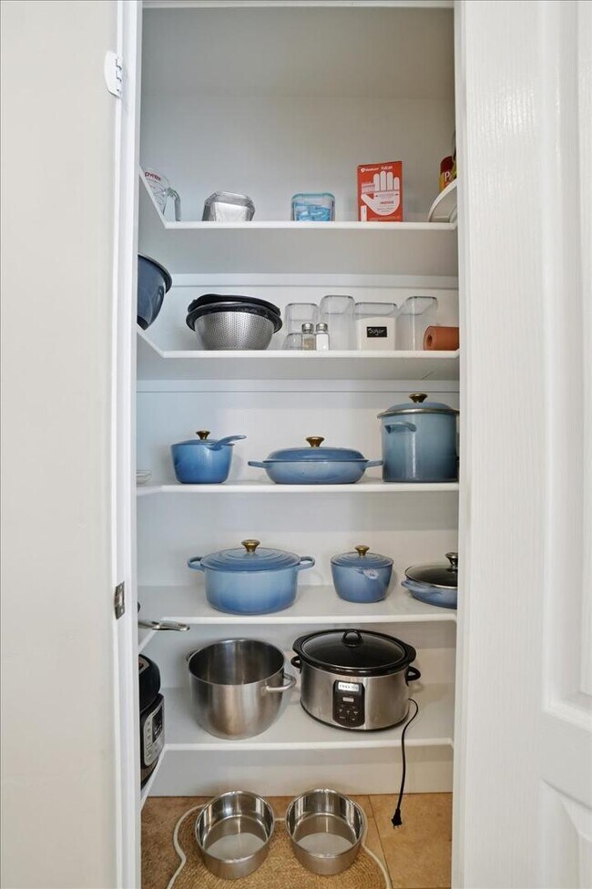 Building Photo - 1909 E Coral Tree Dr