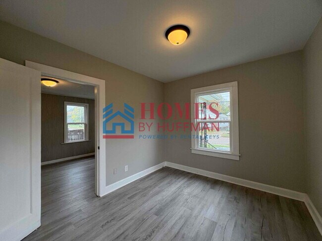 Building Photo - Two Bedroom House | Updated | Deposit Special