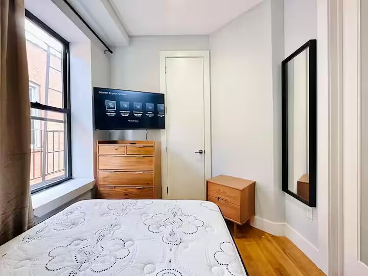 Building Photo - Furnished room/NOT APARTMENT