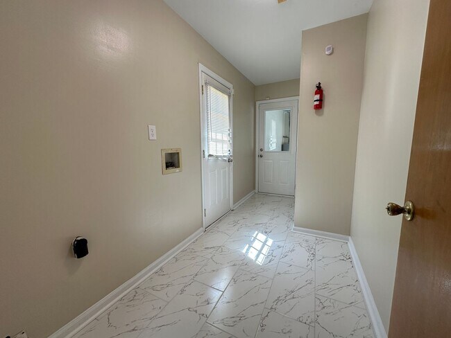 Building Photo - Woodlake - Richmond