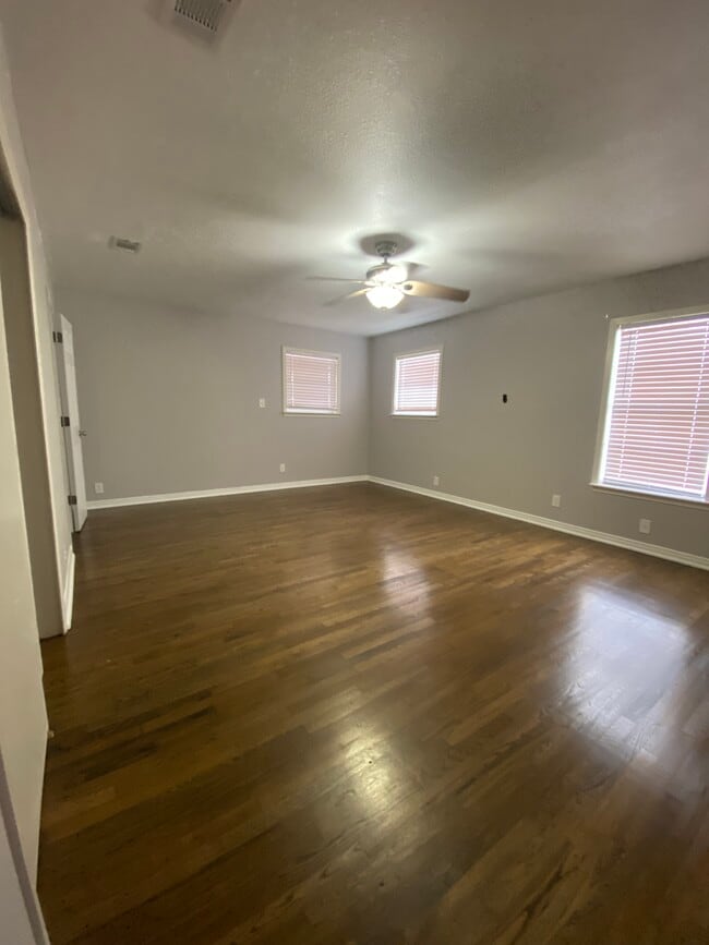 Building Photo - 3803 Poinsettia Dr