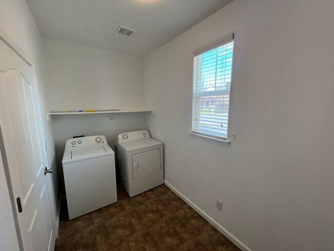 Building Photo - Four Bedroom South Reno Two Story Home with Washer/Dryer