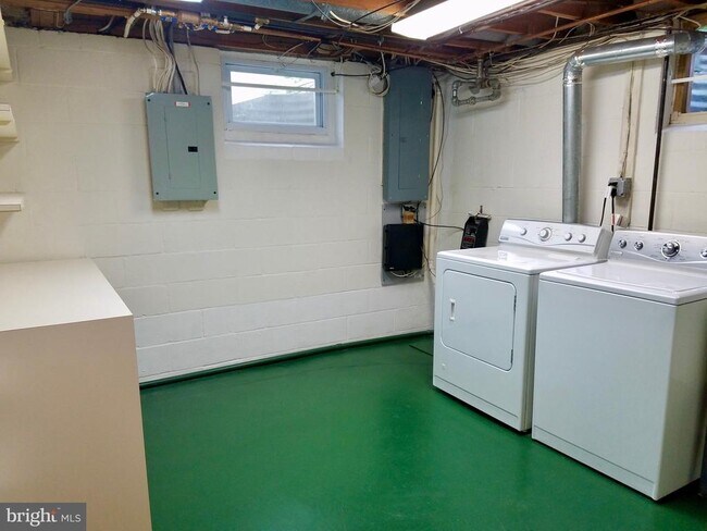 Building Photo - 128 Avon Rd