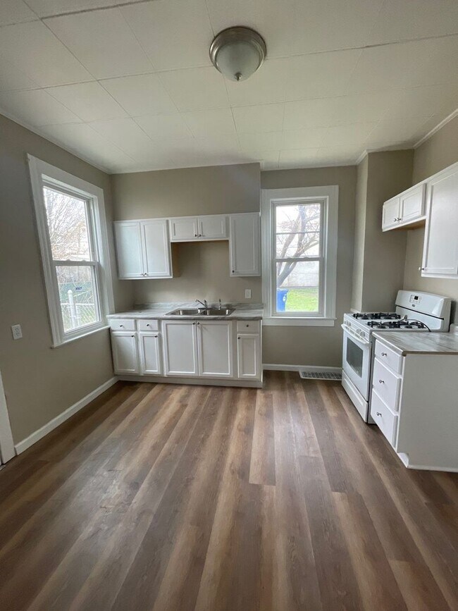 Building Photo - Spacious Beautiful 3 bed 1.5 bath Single F...
