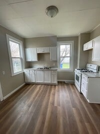 Building Photo - Spacious Beautiful 3 bed 1.5 bath Single F...