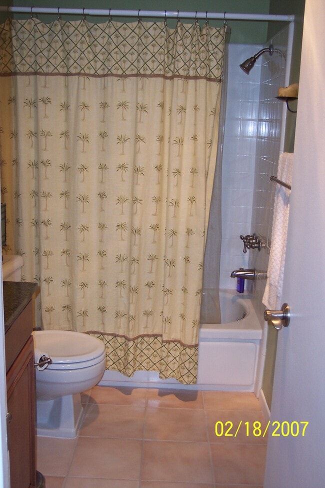 Bathtub shower - 960 Larrabee St