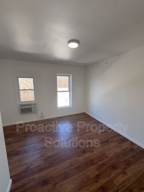 Building Photo - 730 N Main St