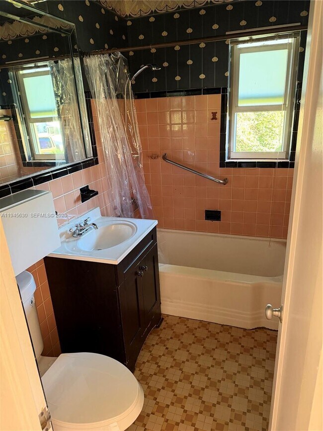 Building Photo - 715 NE 91st St