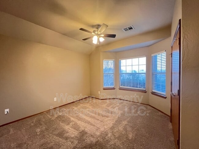 Building Photo - 701 N Ponderosa Way