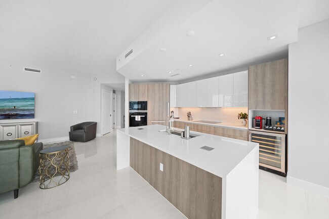 Building Photo - 3100 N Ocean Dr